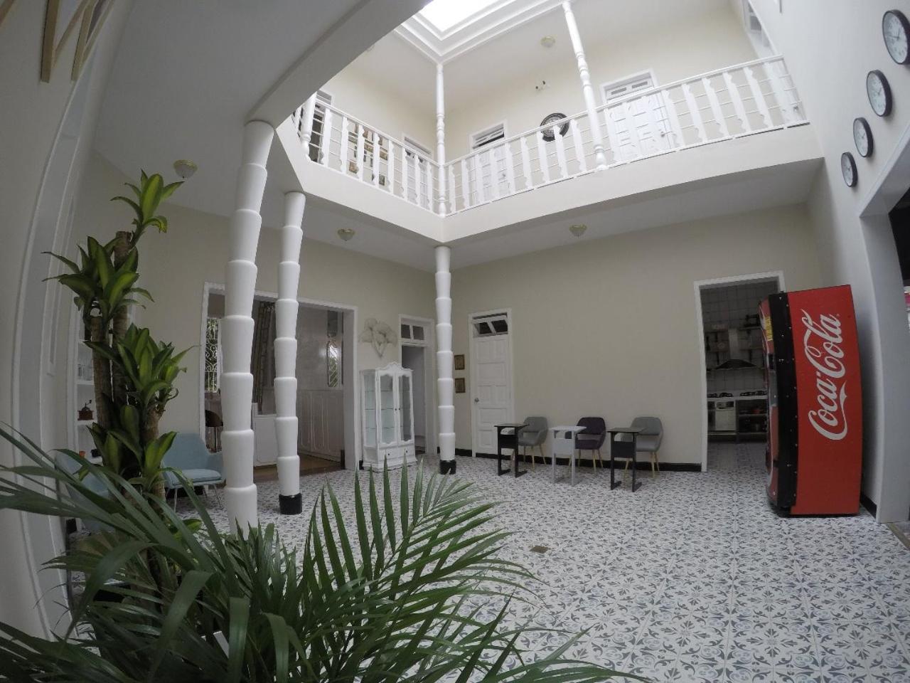 Nomad Hostel Medellin Luaran gambar